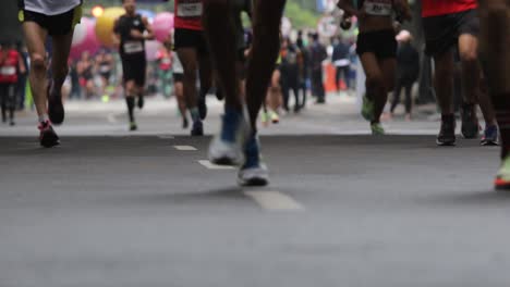 Eine-Niedrige-Aufnahme-Von-Läufern-In-Polanco-Während-Des-Mexiko-Stadt-Marathons-2022