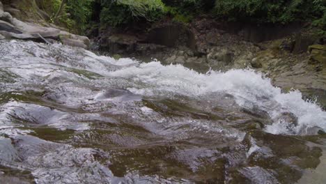 Wasser-Stürzt-Anmutig-über-Die-Felsen-Des-Goa-Rang-Reng-Wasserfalls,-Aufgenommen-In-Zeitlupe