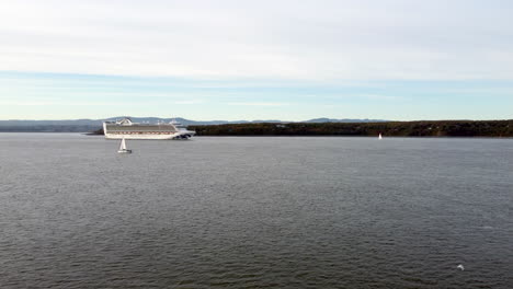 Vista-De-Drones-Del-Crucero-Princesa-Caribeña-Sobre-El-Río-San-Lorenzo,-Desde-La-Costa-Sur-De-La-Ciudad-De-Quebec