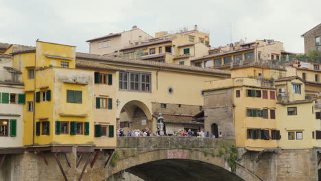 Scenic-view-of-the-Florence-bridge-with-bustling-tourists
