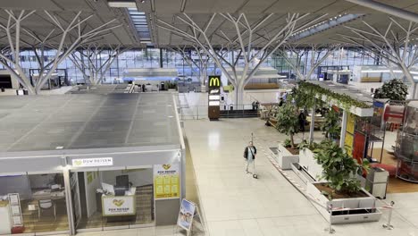 Toma-Interior-De-Una-Terminal-Del-Aeropuerto-De-Stuttgart-En-Baden-Württemberg-En-Un-Día-Tranquilo.