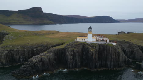 Faro-De-Neist-Point-En-Un-Acantilado-Escarpado-Paisaje-Aéreo-De-La-Isla-De-Skye