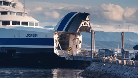 Un-Primer-Plano-Del-Ferry-Que-Llega-A-La-Terminal-De-Lodingen