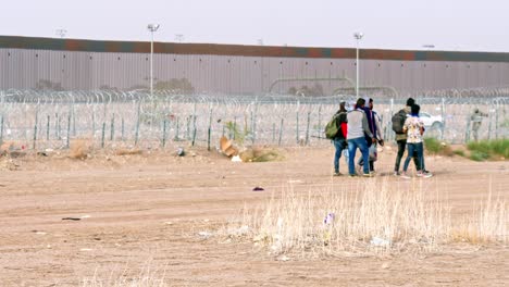 Resilienter-Treck:-Migranten-Tragen-Proviant-Entlang-Der-Grenzbarriere