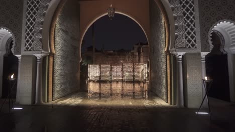 Toma-Con-Steadicam-De-La-Entrada-Principal-Del-Hotel-Royal-Mansour-En-Marrakech,-Marruecos