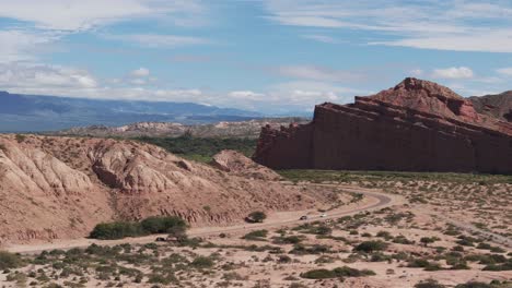 Malerische-Aussicht-Auf-Die-Route-68,-Felsformationen-Der-Quebrada-De-Las-Conchas-Unter-Einem-Hellen-Himmel-In-Salta,-Argentinien