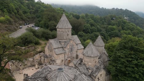Sobrevuelo-Sobre-Los-Apagados-Colores-Naturales-Del-Monasterio-De-Haggartsin-En-Armenia