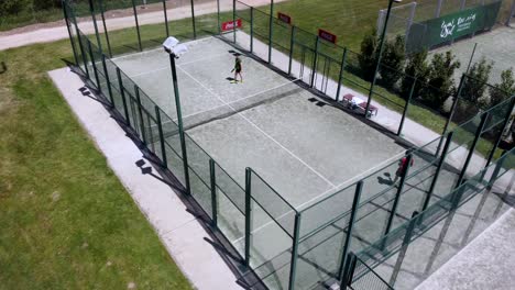 Junger-Mann-Betritt-Den-Paddle-Tennisplatz-In-Salamanca,-Spanien