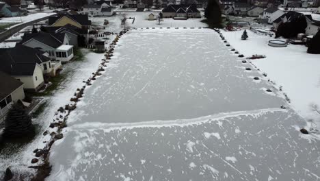 Kommen-In-Hinterhof-Eisbahn-In-Wohngegend