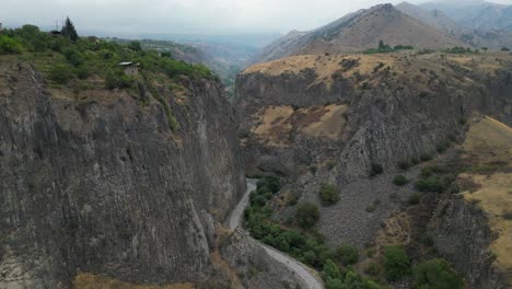 Luftaufnahme-Steigt-In-Steile-Schlucht-Von-Basaltsäulen,-Touristen-Unter