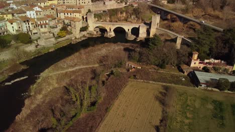 Ciudad-De-Besalú-Con-Antiguo-Puente-Y-Río-En-Girona-España,-Vista-Aérea