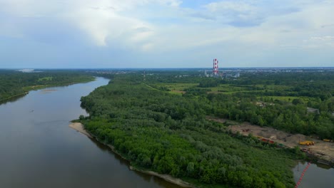 Luftaufnahme-Der-Weichsel-In-Polen-Und-Kohlekraftwerk-Im-Hintergrund