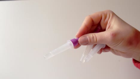 Frauenhand-Zeigt-Covid-19-Antigen-Kit-Testlabormaterial-In-Zeitlupe-4k