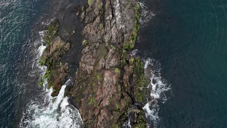 Wellen-Brechen-Weiß-Schäumend-Auf-Einem-Felsen-Im-Meerwasser-Der-Narragansett-Bay