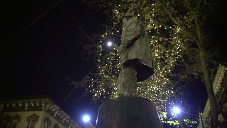 Ciudad-Noche-Estatua-Tiempo-De-Navidad