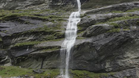 Wide-view-of-a-waterfall-at-Mount-Earnslaw-from-the-Earnslaw-Burn-track