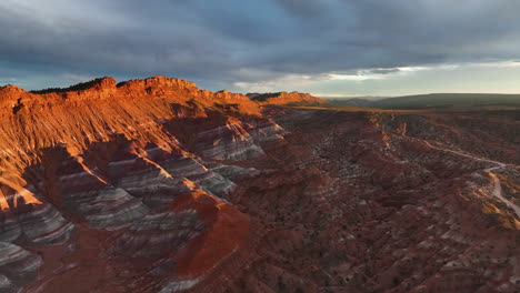 Gestreifte-Sandsteinberge-Unter-Bewölktem-Himmel-In-Utah,-USA---Luftaufnahme-Einer-Drohne