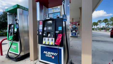Autos-Verlassen-Tankstelle-Wegen-Benzinmangel-Während-Hurrikan-Ian-In-Sarasota,-Florida