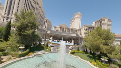 FPV-Renndrohne-Fliegt-Um-Caesars-Palace-In-Las-Vegas,-Amerika