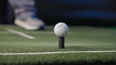 Golfista-Golpeando-Una-Pelota-De-Golf-Con-Un-Conductor-En-El-Campo-De-Prácticas