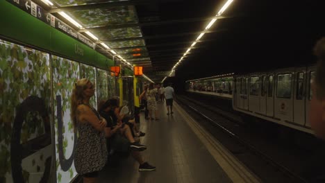 Gente-Esperando-En-La-Estación-De-Metro-De-La-Ciudad-De-Barcelona