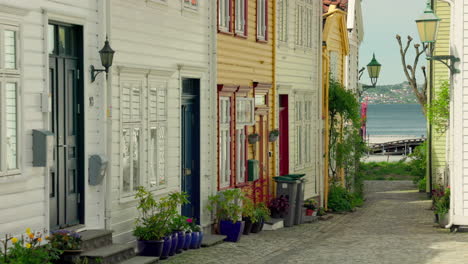 Precioso-Y-Acogedor-Callejón-Entre-Antiguas-Casas-De-Madera.