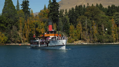 The-famous-TSS-Earnslaw-turns-to-enter-the-port-at-Queenstown,-New-Zealand