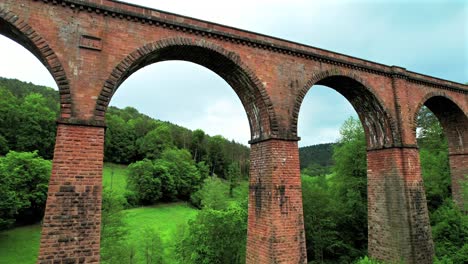 Aerial-view,-flight-to-stone-arch-bridge-Himbächel-Viaduct,-Erbach,-Germany