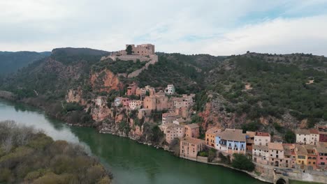 Miravet-Stadt-Am-Fluss-Ebro-In-Tarragona,-Spanien-Mit-Historischen-Gebäuden,-Luftaufnahme