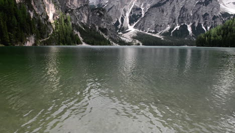 Blick-Auf-Die-Pragser-Wildseelandschaft-In-Den-Alpen