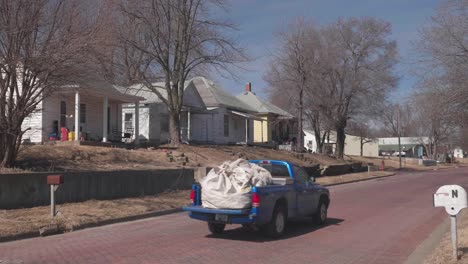 Cámara-Lenta-De-Una-Camioneta-Moviéndose-Por-La-Calle-En-Una-Idílica-Pequeña-Ciudad-Americana,-Vista-Estática,-Falls-City,-Nebraska