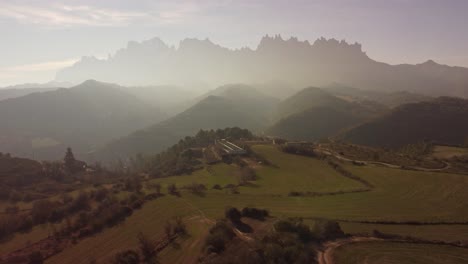 Colinas-Y-Montañas-De-Marganell-En-Barcelona-Al-Amanecer-Con-Niebla