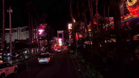 Las-Vegas,-USA,-Fahrt-Auf-Dem-Vegas-Strip-Bei-Nacht-An-Flamingo,-Caesar-Palace-Und-Mirage-Hotel-Casino-Gebäuden-Im-Licht-Vorbei