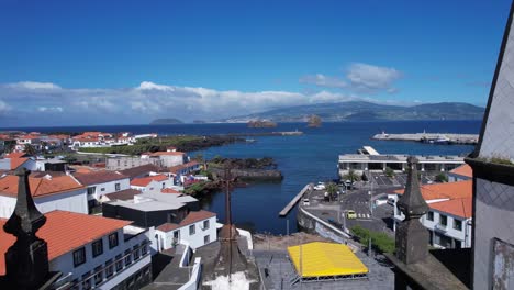 Kirche-In-Vila-Da-Madalena-Mit-Der-Insel-Faial-Im-Hintergrund