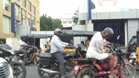 Motos-Y-Rickshaws-Se-Encuentran-En-Un-Intenso-Tráfico-En-Las-Carreteras-De-Chennai,-India.