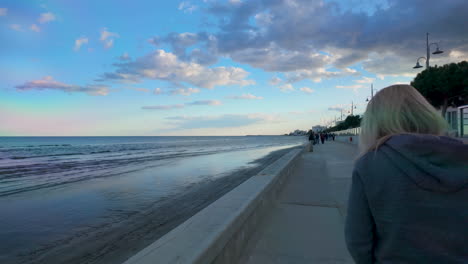 Eine-Strandpromenade-Mit-Menschen,-Die-In-Larnaka-Den-Weg-Am-Wasser-Entlang-Gehen