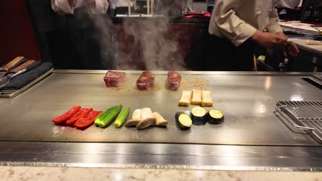 Koch-Kocht-Wagyu-Steak-Und-Gemüse-Mit-Flammen-In-Einem-Restaurant-In-Osaka,-Japan