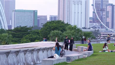 Marina-barrage-rooftop-urban-park,-friends-and-family-picnic-and-hangout-on-the-green-grass
