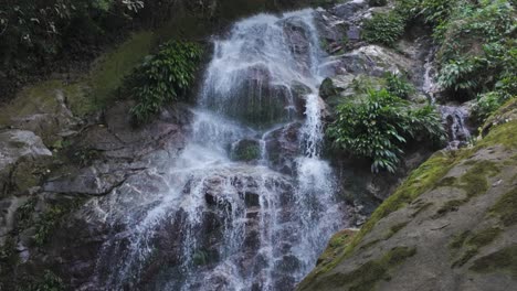 Der-Zweite-Marinka-Wasserfall-Stürzt-über-Moosbedeckte-Felsen-Im-üppigen-Minca-Wald