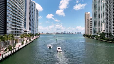 Bootfahren-Auf-Dem-Miami-River-In-Miami,-Florida