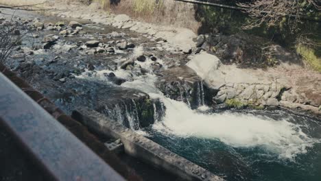 Wasser-Fließt-Auf-Einem-Felsigen-Fluss-In-Hakone,-Japan