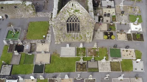 Claregalway-Friary-Friedhof-Mit-Grabsteinen-Rund-Um-Alte-Historische-Klosterruinen