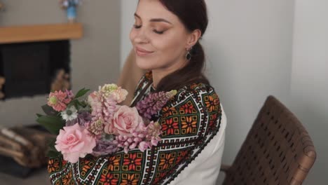Das-Porträt-Zeigt-Eine-Hübsche-Junge-Frau-In-Traditioneller-Ukrainischer-Kleidung,-Die-Einen-Großen,-Schönen-Blumenstrauß-Hält-Und-In-Die-Kamera-Lächelt