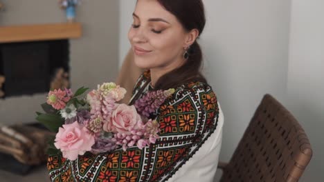 El-Retrato-Muestra-A-Una-Encantadora-Mujer-Joven-Con-Un-Auténtico-Traje-Tradicional-Ucraniano-Sosteniendo-Un-Gran-Y-Hermoso-Ramo-De-Flores-Y-Sonriendo-A-La-Cámara.