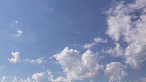 Cielo-Azul-Y-Nubes-Blancas-Y-Esponjosas-Que-Fluyen,-Vista-De-Lapso-De-Tiempo