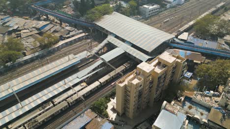 Mumbai-Bahntransport,-Drohnen-Überflugaufnahme,-Bahnreisen-In-Indien