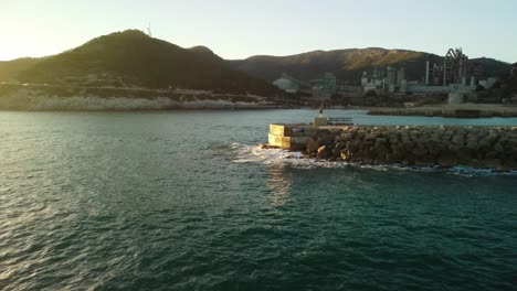 Costa-Garraf-Con-Fábrica-De-Cemento-En-Barcelona-Al-Atardecer,-Vista-Aérea