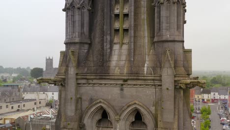 St.-Michaels-Kirche-In-Ballinasloe-Galway-Verwitterter-Turm-Auf-Der-Nassen-Seite-Des-Gebäudes