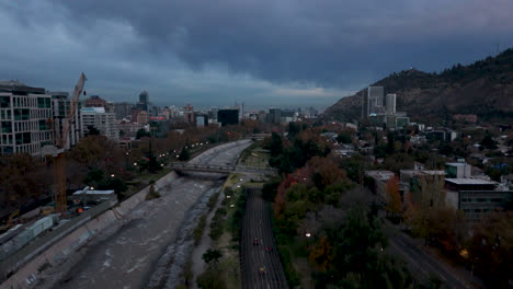 Santiago-De-Chile-Drohne-Winterwolken-Providencia