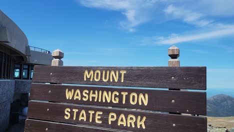 Weite,-Nach-Unten-Geneigte-Aufnahme-Des-Schildes-Des-Mount-Washington-State-Park
